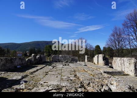 Blick auf den Innenboden und die Wände des antiken Zeus-Tempels in der archäologischen Stätte Nemea Stockfoto