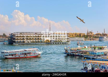 Touristikboote auf dem Nil in Luxor, Ägypten Stockfoto