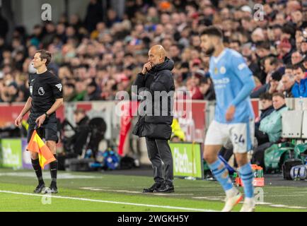 London, England am 5. Februar 2024. PEP Guardiola, Manager von Manchester City (Mitte) während des Premier League-Spiels zwischen Brentford und Manchester City im Gtech Community Stadium, London, England am 5. Februar 2024. Foto: Grant Winter. Nur redaktionelle Verwendung, Lizenz für kommerzielle Nutzung erforderlich. Keine Verwendung bei Wetten, Spielen oder Publikationen eines einzelnen Clubs/einer Liga/eines Spielers. Quelle: UK Sports Pics Ltd/Alamy Live News Stockfoto