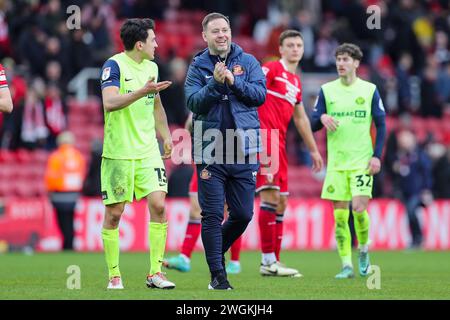 Middlesbrough, Großbritannien. Februar 2024. Sunderland-Manager Michael Beale trifft die Fans nach dem Unentschieden 1-1 mit Luke O'Nien (13) während des Spiels Middlesbrough FC gegen Sunderland AFC SKY BET EFL Championship im Riverside Stadium, Middlesbrough, England, Großbritannien am 4. Februar 2024 Credit: Every Second Media/Alamy Live News Stockfoto