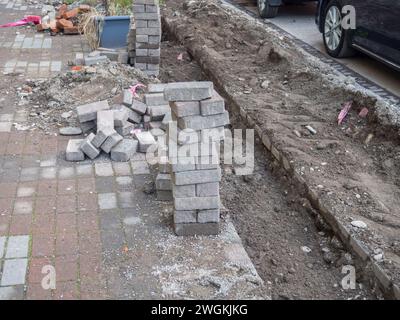 Renovierung der Fußgängerzone. Aushub. Verlegung von Fliesen im Freien. Betonziegel. Instandsetzung der Infrastruktur Stockfoto