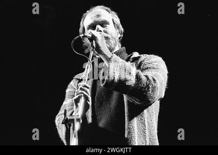 Bob Harris stellt Queen beim Cardiff Castle Gig 9/1976 vor Stockfoto