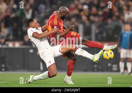 Rom, Italien. Februar 2024. Romelu Lukaku von AS Roma und Yerry Mina von Cagliari Calcio während des Fußballspiels der Serie A zwischen AS Roma und Cagliari Calcio im Olimpico-Stadion in Rom (Italien), 5. Februar 2024. Quelle: Insidefoto di andrea staccioli/Alamy Live News Stockfoto