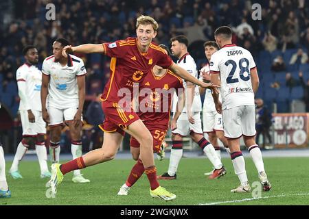 Rom, Italien. Februar 2024. Dean Huijsen von AS Roma feiert, nachdem er 4-0 beim Fußballspiel der Serie A zwischen AS Roma und Cagliari Calcio im Olimpico-Stadion in Rom (Italien) am 5. Februar 2024 das Tor geschossen hat. Quelle: Insidefoto di andrea staccioli/Alamy Live News Stockfoto