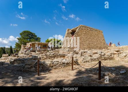 Ein Bild des südlichen Propylaeums am Knossos Palast auf der linken Seite und der Ruinen, die den Prinzen der Lilien Fresco beherbergen, auf der rechten Seite. Stockfoto