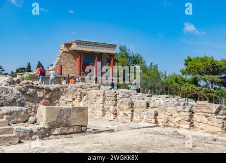 Ein Bild des Nordeingangs und des Bullenfreskos am Knossos Palace. Stockfoto