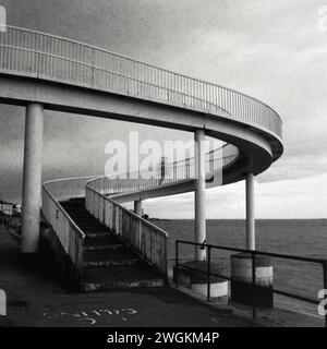 Spiralförmige Fußgängerbrücke über die Eisenbahnlinie bei Leigh-on-Sea, Essex. Stockfoto
