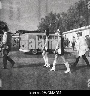 Goodwood Revival 2023 - Bilder auf einem alten Rolleiflex-Film, der 1985 auslief. Stockfoto