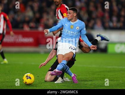 Brentford, London, Großbritannien. &#xa7;5. Februar 2024; Gtech Community Stadium, Brentford, London, England; Premier League Football, Brentford gegen Manchester City; Phil Foden von Manchester City schießt und erzielt in der 70. Minute das 3. Tor, um es 1-3 zu schaffen, und ein Hattrick Credit: Action Plus Sports Images/Alamy Live News Stockfoto