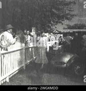 Goodwood Revival 2023 - Bilder auf einem alten Rolleiflex-Film, der 1985 auslief. Stockfoto