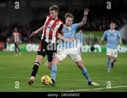 Brentfords Nathan Collins (links) und Kevin de Bruyne von Manchester City kämpfen um den Ball während des Premier League-Spiels im Gtech Community Stadium in London. Bilddatum: Montag, 5. Februar 2024. Stockfoto