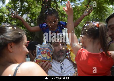 Karnevalsparade für Kinder in Rio de Janeiro. Kostümliebhaber treten bei der Karnevalsparade Gigante da Lira für Kleinkinder auf - Rio de Janeiro, Stockfoto