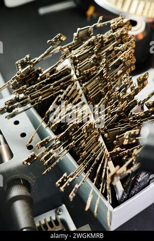 Draufsicht verschiedener Mikroschemata für elektronische Geräte in Reparaturwerkstätten und kleinen Unternehmen Stockfoto