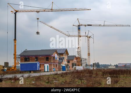 Neuer Entwicklungsbereich mit unfertigen Gebäuden Stockfoto