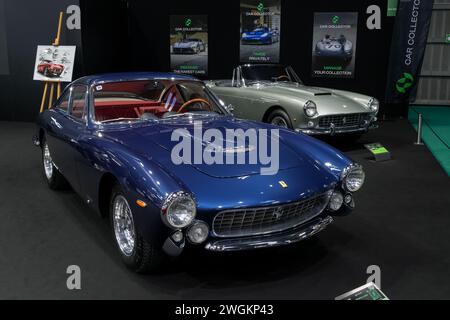 Paris, Frankreich - Rétromobile 2024. Konzentrieren Sie sich auf einen blauen Ferrari 250 GT Lusso von 1964. Stockfoto