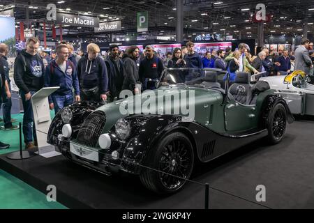 Paris, Frankreich - Rétromobile 2024. Konzentrieren Sie sich auf einen matten grünen und schwarzen Morgan PlusSix. Stockfoto