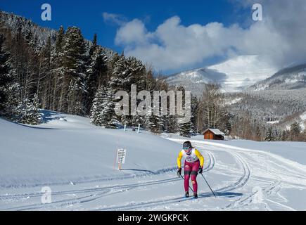 4. Februar 2024: Während des WCU Nordic 5K Classic Invitational fährt ein Skifahrer der Colorado Mesa University Doppelstöcke durch flaches Gelände. Crest Butte Nordic Center, Crest Butte, Colorado. Stockfoto