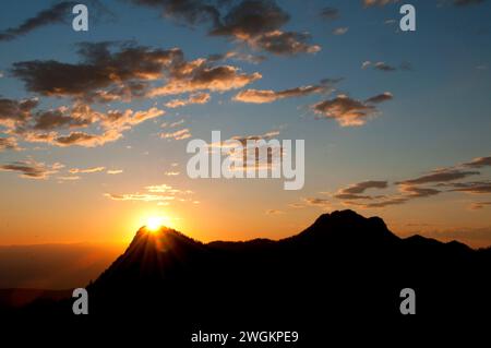 Sonnenaufgang über dem Gunsight Mountain auf dem Lakes Lookout Trail, Elkhorn National Scenic Byway, Wallowa-Whitman National Forest, Oregon Stockfoto