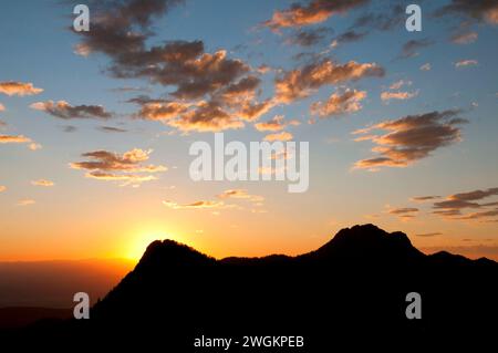 Sonnenaufgang über dem Gunsight Mountain auf dem Lakes Lookout Trail, Elkhorn National Scenic Byway, Wallowa-Whitman National Forest, Oregon Stockfoto