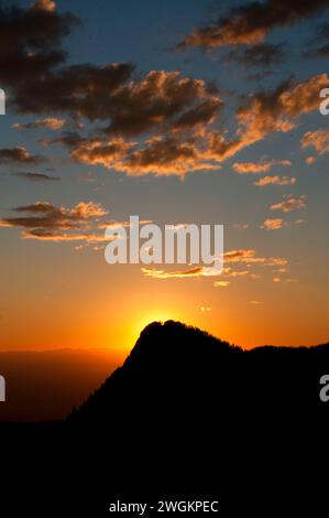 Sonnenaufgang über dem Gunsight Mountain auf dem Lakes Lookout Trail, Elkhorn National Scenic Byway, Wallowa-Whitman National Forest, Oregon Stockfoto