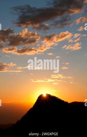 Sonnenaufgang über dem Gunsight Mountain auf dem Lakes Lookout Trail, Elkhorn National Scenic Byway, Wallowa-Whitman National Forest, Oregon Stockfoto