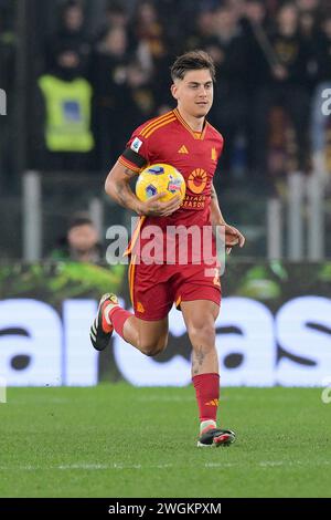 Stadio Olimpico, Rom, Italien. Februar 2024. Serie A Football; Roma gegen Cagliari; Paulo Dybala von AS Roma feiert, nachdem er in der 23. Minute das Tor für 2-0 erzielt hat. Credit: Action Plus Sports/Alamy Live News Stockfoto