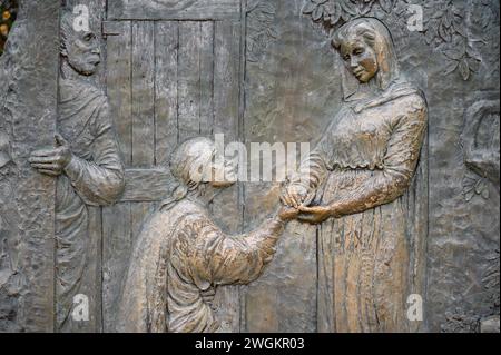 Die Visitation – zweites freudiges Geheimnis des Rosenkranzes. Eine Reliefskulptur auf dem Berg Podbrdo (der Hügel der Erscheinungen) in Medjugorje. Stockfoto