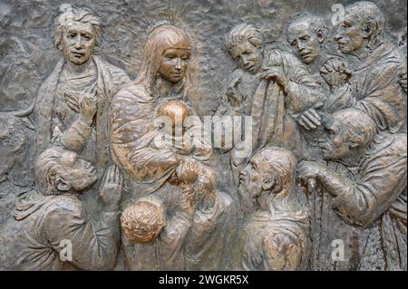 Die Geburt Jesu – drittes freudiges Geheimnis des Rosenkranzes. Eine Reliefskulptur auf dem Berg Podbrdo (der Hügel der Erscheinungen) in Medjugorje. Stockfoto