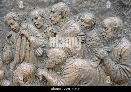 Die Geburt Jesu – drittes freudiges Geheimnis des Rosenkranzes. Eine Reliefskulptur auf dem Berg Podbrdo (der Hügel der Erscheinungen) in Medjugorje. Stockfoto