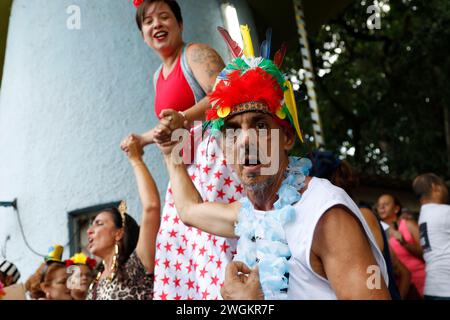 Karnevalsparade für Menschen mit Geisteskrankheiten. Loucura Suburbana-Gruppe mit Patienten des Gesundheitsnetzwerks des NISE da Silveira Instituts in Kostümen Stockfoto