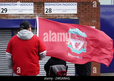 Liverpool FC gegen Tottenham Hotspur Barclays Womens Super League PRENTON PARK TRANMERE ENGLAND 4. Februar 2023 Fan mit Liverpool Flag während des Barclays Women’s Super League Spiels zwischen Liverpool FC und Spurs FC im Prenton Park Tranmere am 4. FEBRUAR 2023 in Birkenhead, England. (Foto Alan Edwards für F2images). Nur für redaktionelle Zwecke. Stockfoto