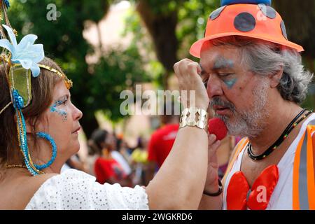 Karnevalsparade für Menschen mit Geisteskrankheiten. Loucura Suburbana-Gruppe mit Patienten des Gesundheitsnetzwerks des NISE da Silveira Instituts in Kostümen Stockfoto