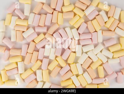 Rosafarbener und weißer Marshmallow-Hintergrund. Das Konzept der farbigen Marshmallows. Stockfoto