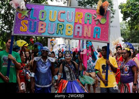 Karnevalsparade für Menschen mit Geisteskrankheiten. Loucura Suburbana-Gruppe mit Patienten des Gesundheitsnetzwerks des NISE da Silveira Instituts in Kostümen Stockfoto