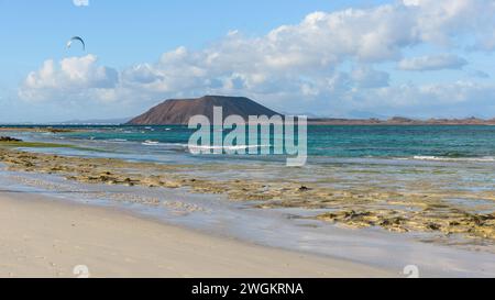 Die Insel Lobos von Grandes Playas im Parque Natural de las Dunas de Corralejo auf Fuerteventura aus gesehen. Kanarische Inseln, Spanien Stockfoto