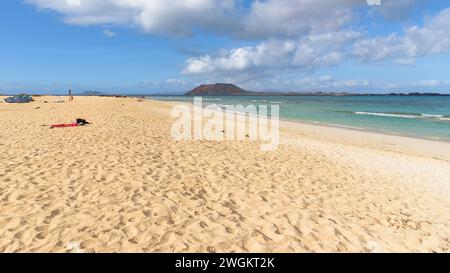 Blick auf den wunderschönen Strand Grandes Playas in Corralejo auf Fuerteventura mit der Insel Lobos im Hintergrund. Kanarische Inseln, Spanien Stockfoto