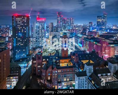 Manchester, Greater Manchester UK. Manchester Oxford Road und Kimpton Hotel Tower Clock at Dusk. Januar 2024 Stockfoto