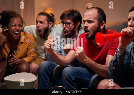 Gruppe von Fans, die schreien und das Ziel des Lieblingsteams mit Freunden am Abend zu Hause feiern Stockfoto