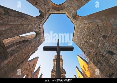 Aegidienkirche mit Apsiskreuz, nicht wiederaufgebaut, Gedenkstätte für die Opfer von Krieg und Gewalt, Deutschland, Niedersachsen, Hannover Stockfoto