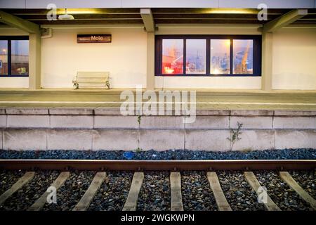 Leerer Bahnsteig in Norddeich Mole im Landkreis Norden, Deutschland, Niedersachsen, Ostfriesland, Norddeich Stockfoto