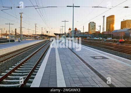 Leerer Bahnsteig an einem Streiktag der Deutschen Zugführergewerkschaft GDL am Hauptbahnhof Dortmund, Deutschland, Nordrhein-Westfalen, Ruhr sind Stockfoto