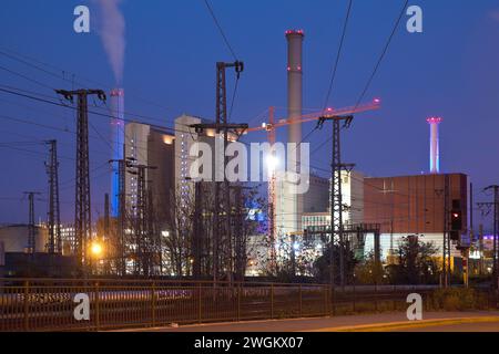 Blockheizkraftwerk Mainover am Abend, Deutschland, Hessen, Frankfurt am Main Stockfoto