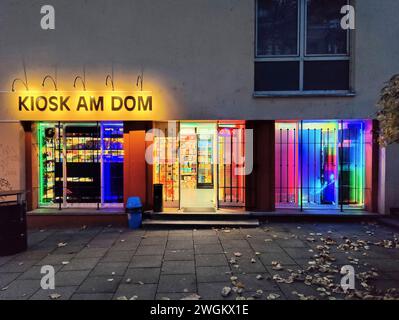 Hell beleuchteter Kiosk am Dom am Abend, Deutschland, Hessen, Frankfurt am Main Stockfoto