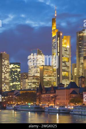 Stadtblick am Abend mit Main und Bankenviertel, Deutschland, Hessen, Frankfurt am Main Stockfoto