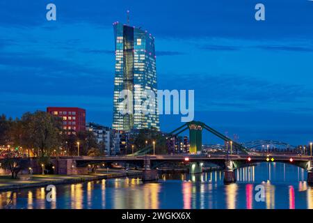 Blick auf die Stadt am Abend mit dem Main und der Europäischen Zentralbank, EZB, Deutschland, Hessen, Frankfurt am Main Stockfoto