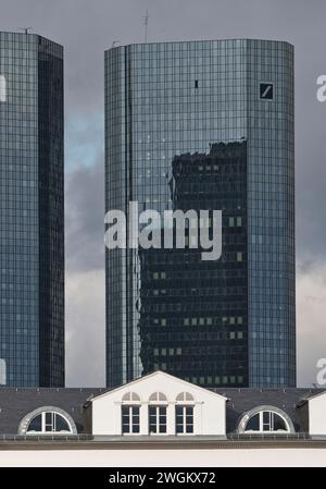 Hauptsitz der Deutschen Bank, Doppeltürme mit Gebäude am Main, Deutschland, Hessen, Frankfurt am Main Stockfoto