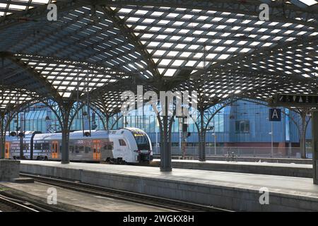 Nahverkehrszug am Kölner Hauptbahnhof, Deutschland, Nordrhein-Westfalen, Köln Stockfoto