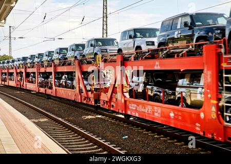 Vorbeifahrender Güterzug befördert brandneue Autos am Hauptbahnhof Witten, Deutschland, Nordrhein-Westfalen, Ruhrgebiet, Witten Stockfoto