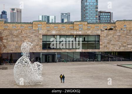 Wissens-Kunstwerk an der Universität Frankfurt, Skulptur aus Einzelbuchstaben, Deutschland, Hessen, Frankfurt am Main Stockfoto