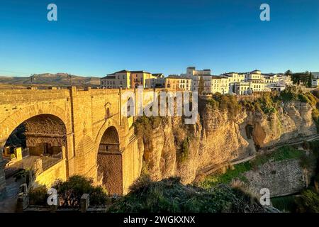 Puente Nuevo, Straßenbrücke über die Schlucht El Tajo, die die Altstadt mit der Neustadt verbindet, Spanien, Andalusien, Malaga, Ronda Stockfoto